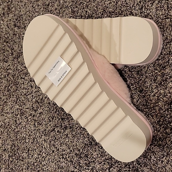 NWT Pink Koolaburra fuzzy sandels/slippers - Picture 4 of 4